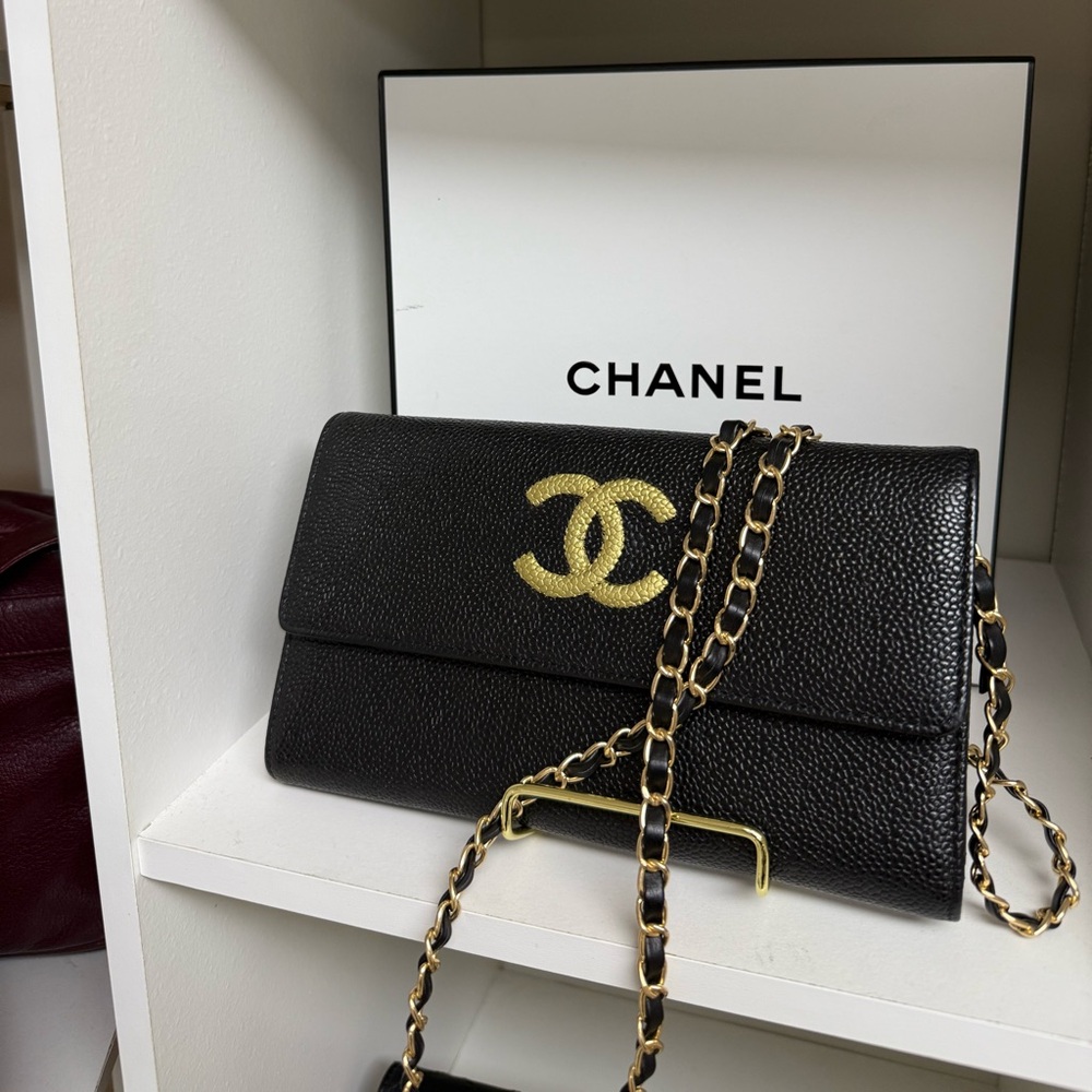 ❌SOLD❌Chanel trifold wallet with unbranded chain.